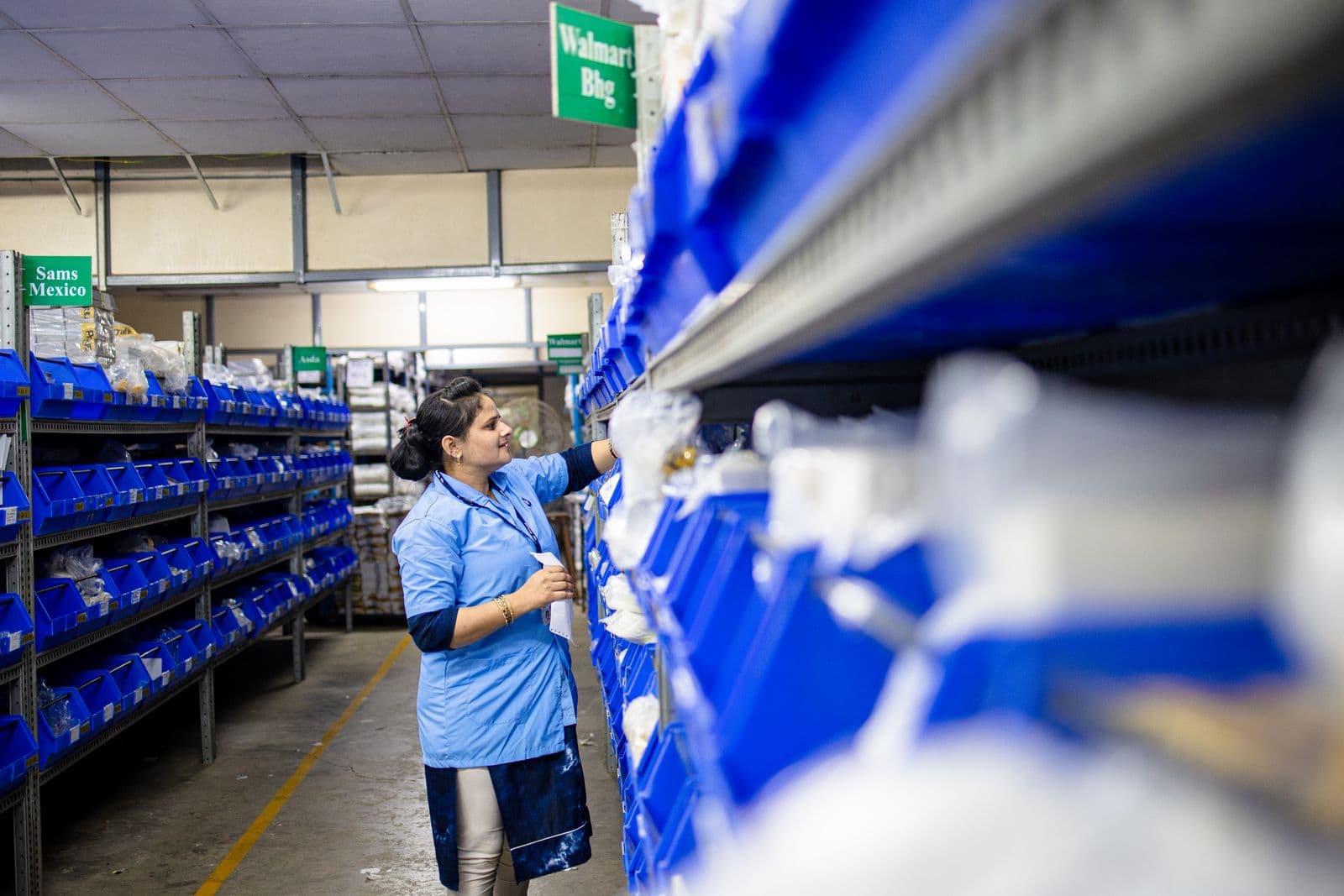 Trabajadora de ESCUCOMER revisando material acopiado en la bodega de Tultepec