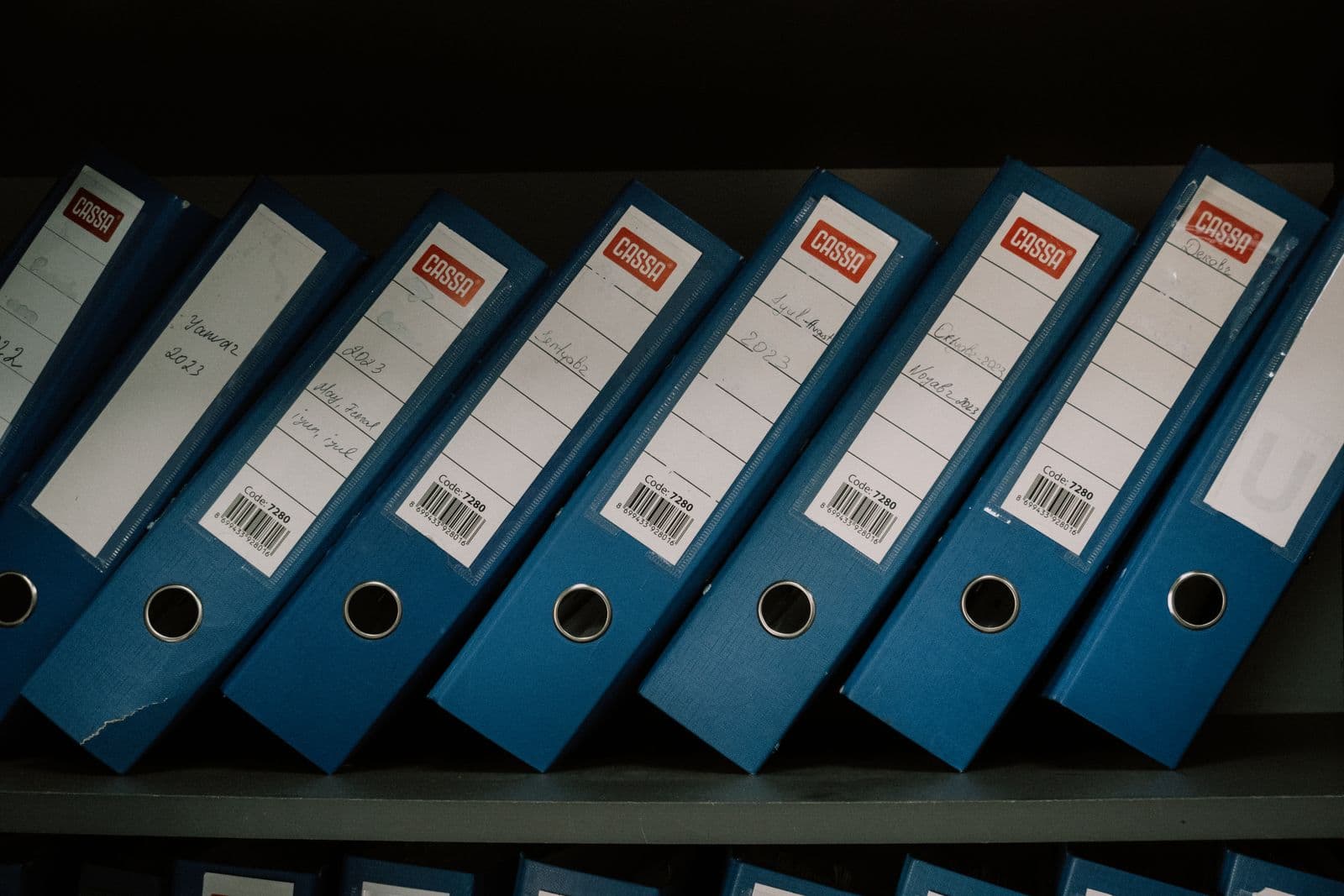 Expedientes en papel siendo digitalizados antes de su destrucción