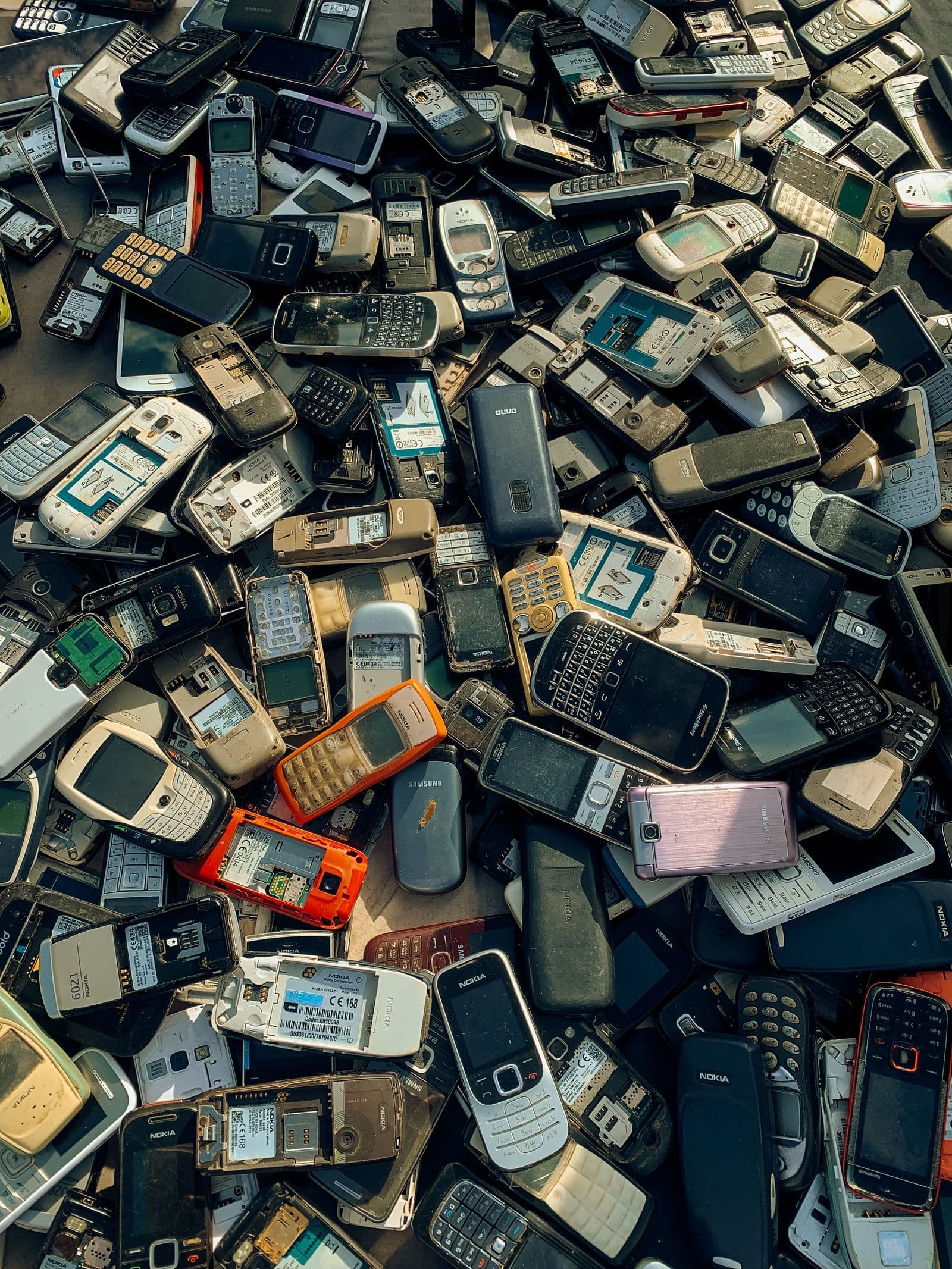 Pila de teléfonos celulares en desuso acumulados para su valorización